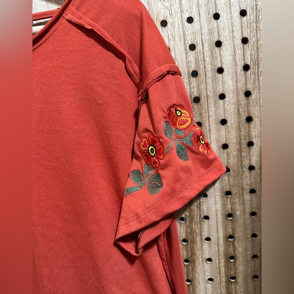 NWOT Bohemela Vacation Embroidered Flower DecorT-Shirt Top Open Back Boho - Picture 6 of 7